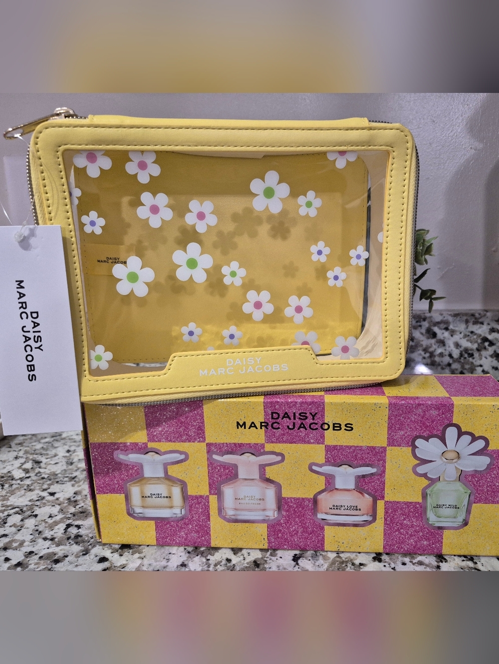 Marc Jacobs Yellow Daisy Clear Cosmetic Case And Perfume Set